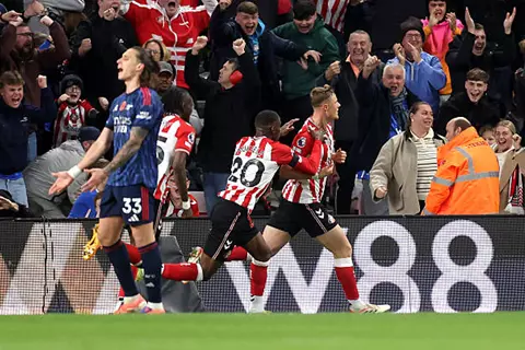 دقيقة بدقيقة.. سندرلاند 1-0 أرسنال.. هدف ضائع